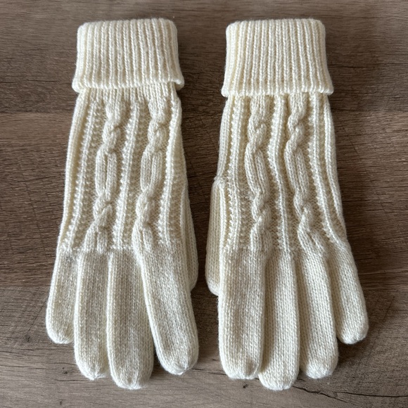 NWOT Cream Cable Knit Gloves size S ladies. Acrylic. - Picture 2 of 3